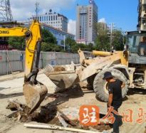 大胸一上一下不停运动高温下的坚守｜道路建设者用汗水铺就畅通路